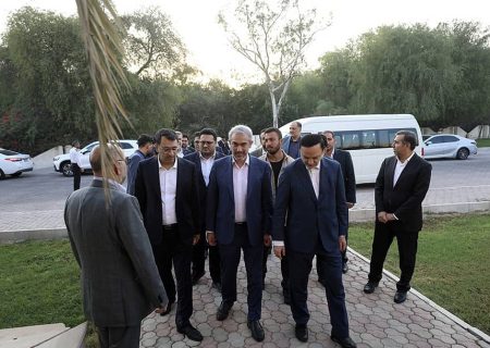 بازدید وزیر اقتصاد از یک شرکت تولید ایمپلنت استخوانی در کیش