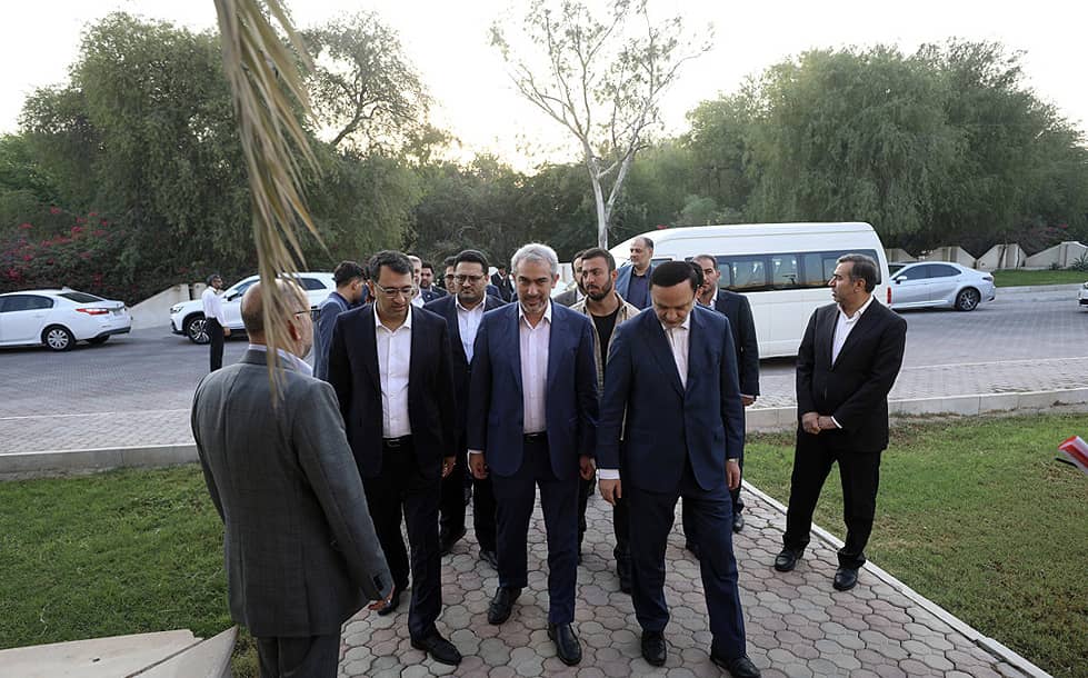 بازدید وزیر اقتصاد از یک شرکت تولید ایمپلنت استخوانی در کیش