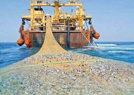 توقیف شناور صید ترال در حدود ۲۰ مایلی کیش