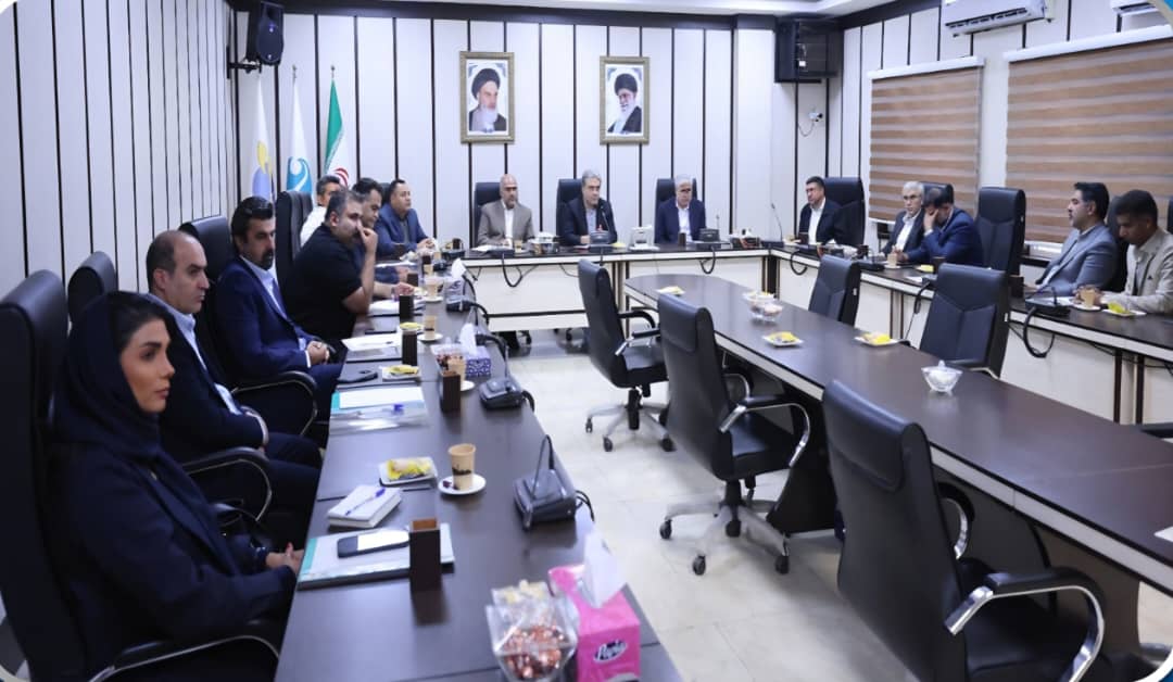 نشست مدیرعامل شرکت عمران، آب و خدمات کیش با مدیران عامل شرکتهای تاکسیرانی و حملونقل عمومی به مناسبت روز حملونقل برگزار شد