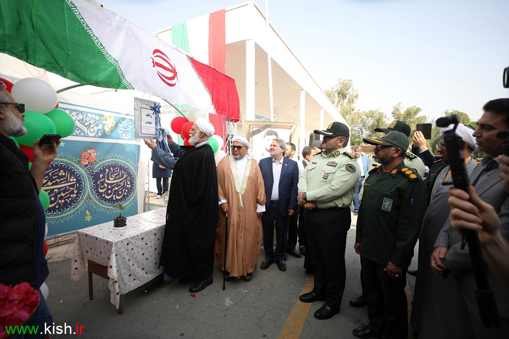 نواخته شدن زنگ انقلاب اسلامی در دبستان دخترانه فرهنگ