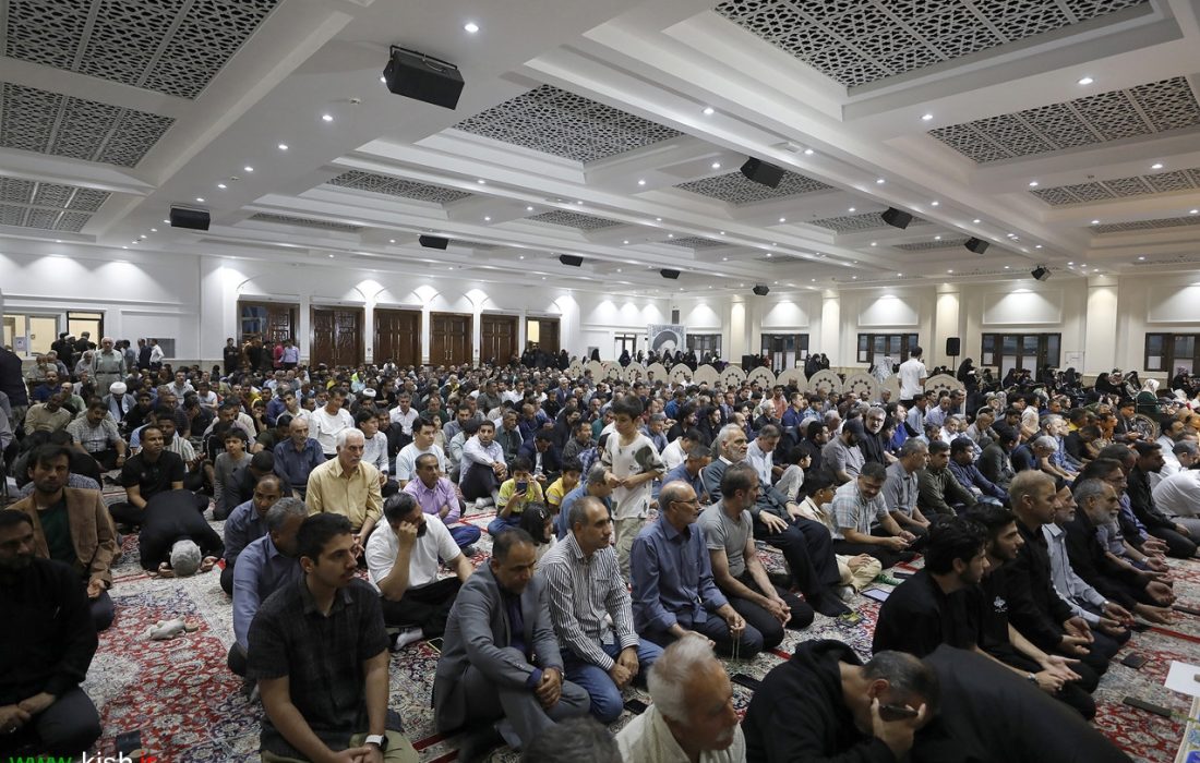دعای ساکنان و گردشگران کیش در لحظه تحویل سال ۱۴۰۵