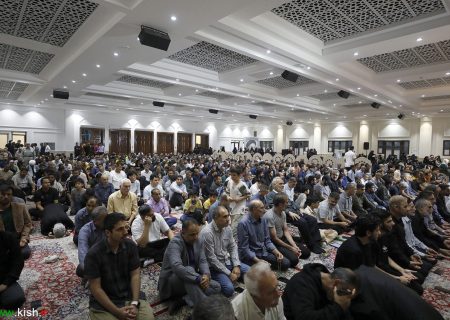 دعای ساکنان و گردشگران کیش در لحظه تحویل سال ۱۴۰۵