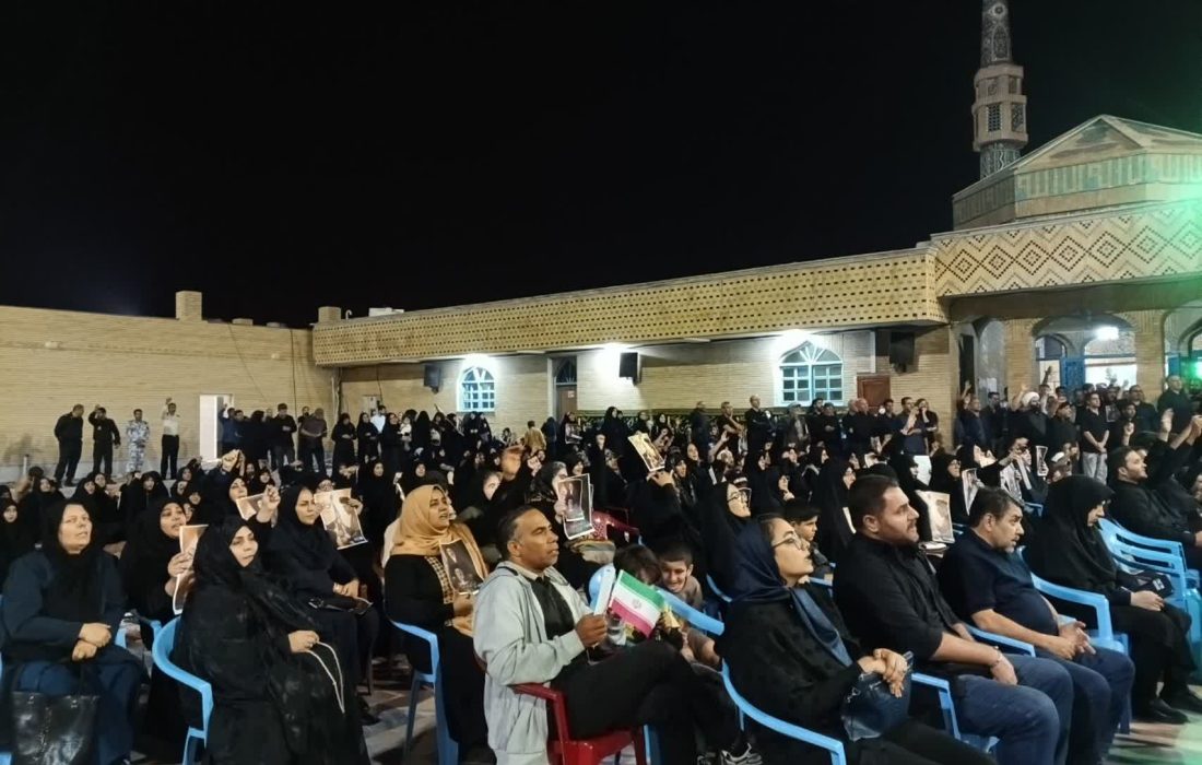 انشالله که پرچم از دست امام خامنه‌ای جوان به دست مبارکه صاحب الزمان میرسه