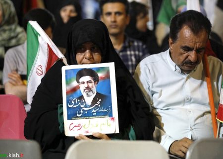 پخت نان محلی به نیت رزمندگان اسلام درتجمع شبانه کیش